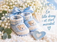 Et fint babykort til en nyfødt dreng med blå strikkede babysko, blomster og teksten “En lille dreng – et stort mirakel”. Perfekt til en personlig tillykkehilsen til den lille dreng og hans familie.