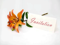 Elegant invitation med dekorative efterårsblade og enkelt design. Skriv din personlige tekst og send invitationen gratis online.
