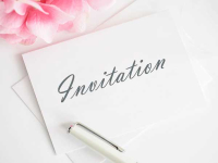 Elegant invitation med lyserøde blomster og et enkelt design. Skriv din personlige tekst og send invitationen gratis online.