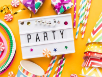 Farverig invitation til fest med et livligt og festligt motiv. Tilføj tid, sted og din personlige tekst og send den gratis online.