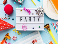 Festlig invitation med farverigt party-motiv. Skriv tid, sted og din personlige invitationstekst og send den gratis online.